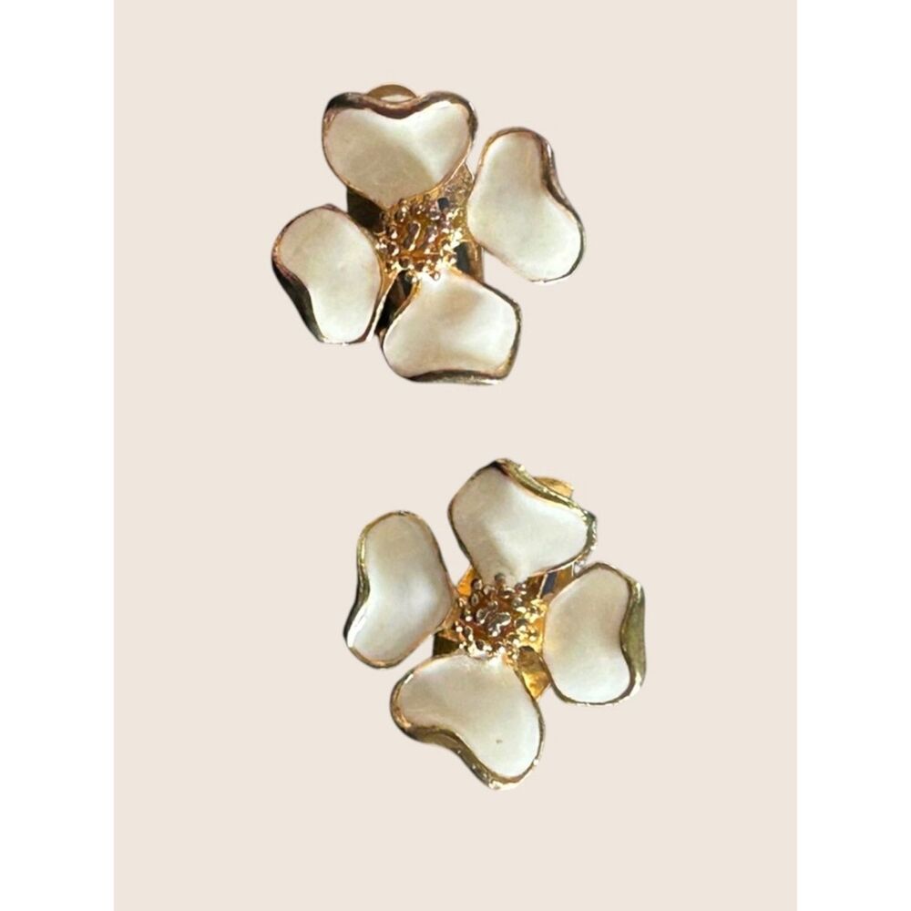 🌸 VTG CREAM ENAMEL DOGWOOD FLOWER CLIP ON EARRINGS GOLD TONE FLORAL BLOSSOM